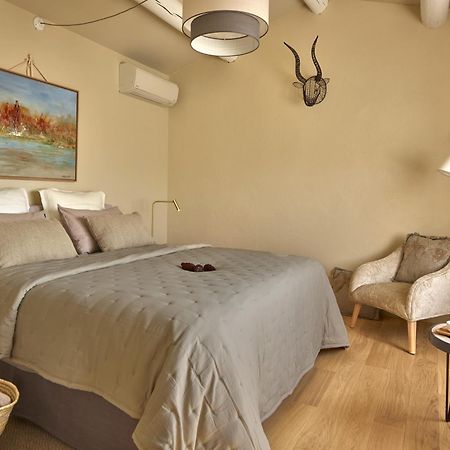 グリニャン Jas Des Roches Bed & Breakfast エクステリア 写真